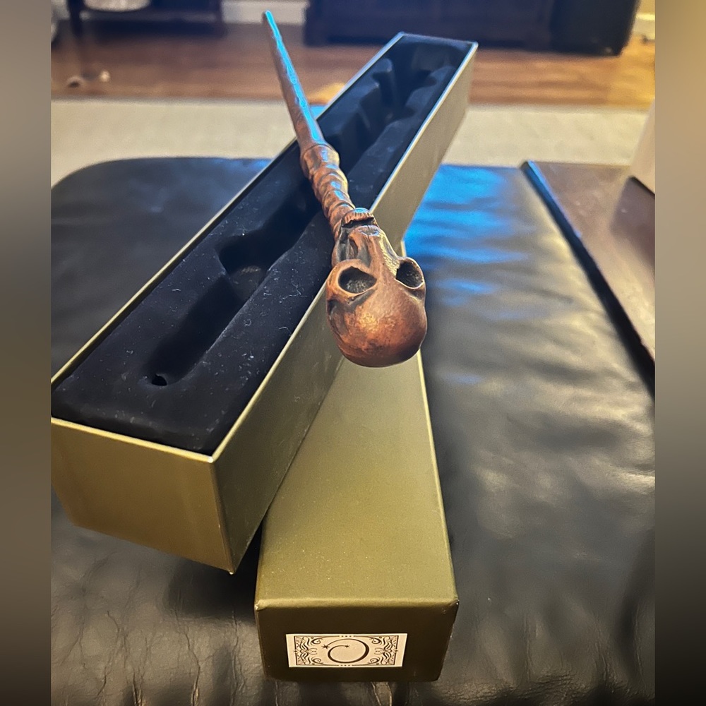 Rowan 2 Ollivanders Wand from the Wizarding World of Harry Potter.  Includes map